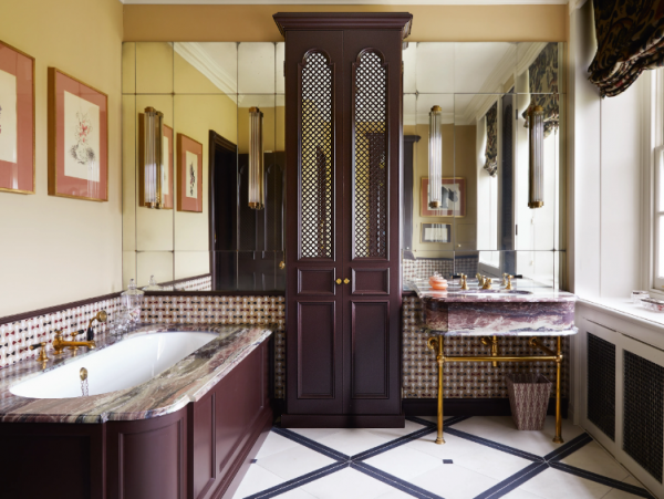 Kamar Mandi Berdesain Mewah dengan Bathtub Klasik